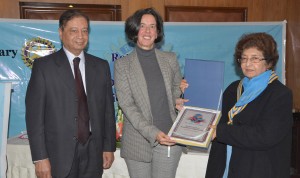 President Rotary Club of Islamabad Cosmopolitan, Prof. Dr. I. N. Hassan  presenting a shield of the Club to Lola Castro, Country Director. World Food Programme Pakistan, Guest Speaker at meet of the Club. 