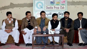Chairman Balochistan Sarafa and Jewellers Association holding a press conference in Quetta on Monday.-NNI 