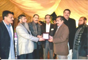  President  FPCCI  Abdul Rauf Alam is giving a shield to the Ex-President of  Chamber at the dinner hosted by Managing Director Saver Foods, Choudhri  Muhammad Naeem. Parliamentary Secretary Senator Talha Mahmud and others are also present on the occasion.   