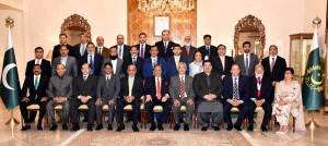 President Mamnoon Hussain in a group photo with LCCI Executive Committee members during the Annual  Ambassadors’s Dinner of LCCI at Aiwan-e-Sadr in Islamabad on Thursday.-DNA