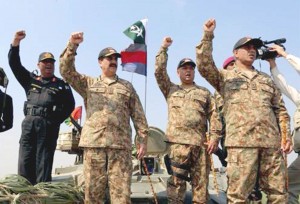 Chief of Army Staff (COAS) General Raheel Sharif with other personnel during an inspection  of ongoing military exercises in Bahawalpur on Friday.
