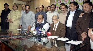 The leader of all Pakistan Cable Operators Association, Capt (R) Abdul Jabbar holding a press conference in Lahore .-NNI
