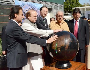 Prime Minister Muhammad Nawaz Sharif along with Chairman Senate, Speaker National Assembly and Chinese Ambassador switching on the Solar Plant at Parliament House on Tuesday.