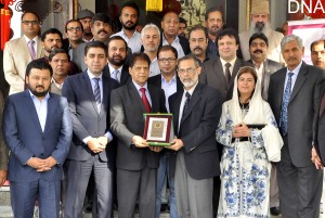 President RCCI Humayun Pervez giving a shield to High Commissioner of Mauritius Yousuf Elahee. - DNA