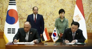 Egyptian Foreign Minister Sameh Shoukry and South Korean Justice Minister, Kim Hyun-Woong signing an agreement in Seoul. Egyptian President, Abdel Fattah el-Sisi and his South Korean counterpart, Park Geun-hye witnessing the signing ceremony.