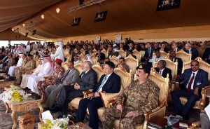 Chief of Army Staff Gen. Raheel Sharif along with other guests witnessing the ‘North Thunder’ exercise at Jafar ul Batin, Saudi Arabia on Thursday.-DNA 