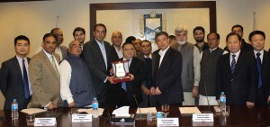 President ICCI Atif Ikram Shaikh presenting a shield to Head of Chinese business delegation which visited ICCI on Saturday. - DNA