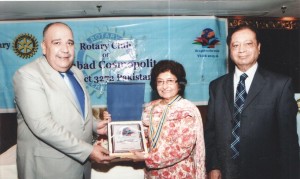  Dr. I. N Hassan, President Rotary Club of Islamabad Cosmopolitan presenting a shield of the Club to Walid A. M. Abu Ali, Ambassador of the State of Palestine in Pakistan, on the occasion of a meeting of the Club in Islamabad.