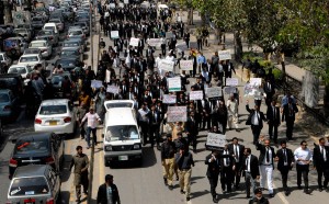 Lawyers of LHC and SC Bar Association take out a march to condemn Gulshan Iqbal Park blast in Lahore on Tuesday.-DNA 