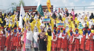 Team participating in women games in a group photo with Director General, Sports Rashid Ghaznavi in Peshawar on Sunday.-DNA