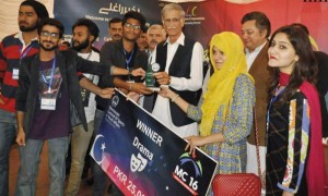  CM KPK Pervez Khattak is distributing prizes among the victorious members of Mega Challenge 2016 in Peshawar on Sunday.-NNI