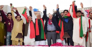 Presidential candidate for PTI Punjab, Ch Muhammad Sarwar, Mian Hamid Meraj, Malik Zulfiqar and others showing solidarity during party convention in Lahore on Sunday. - NNI
