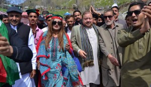 PTI AJK President, Barrister Sultan Mehmood Chaudhary, Vice President, Ishaq Tair welcoming Taqdees Gilani, President Women Wing on her arrival at a congregation in Hatian Bala on Friday. - SABAH