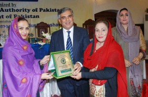 President WCCI, Nasra Laghmani presenting shield to State Minister and Chairperson BISP, Marvi Memon during 3rd Women Entrepreneurs Trade Fair jointly organised by WCCI and Trade Development in Peshawar on Sunday.-APP