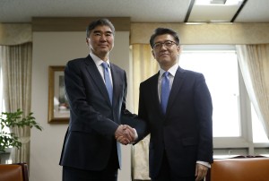 American Special Representative for North Korea  Sing Kum shaking hand with his South Korean counterpart Kim  Jong-un during a meeting  in Seoul. -AFP