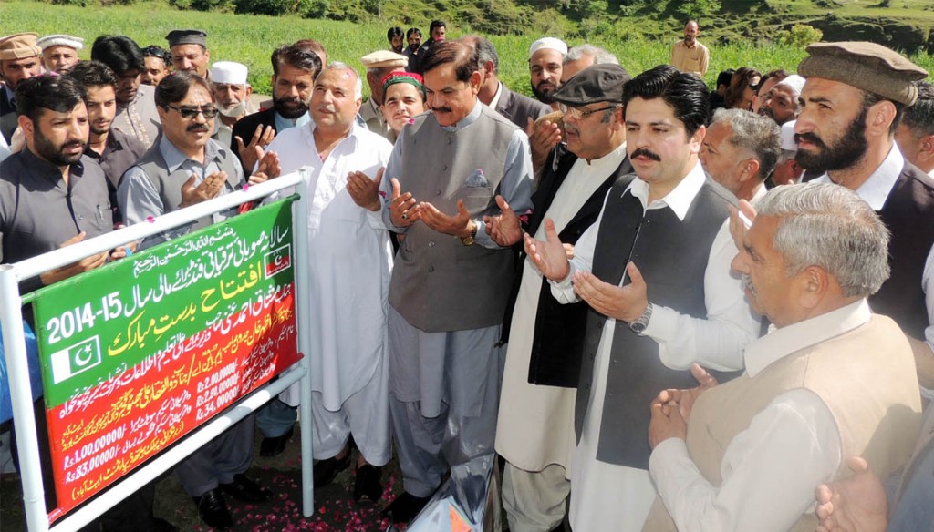 Special Assistant to KPK Chief Minister on Information and Higher Education, Mushtaq Ahmad Ghani praying after inaugurating water supply scheme in Mahat Colony in Mirpur, Abbottabat. 
