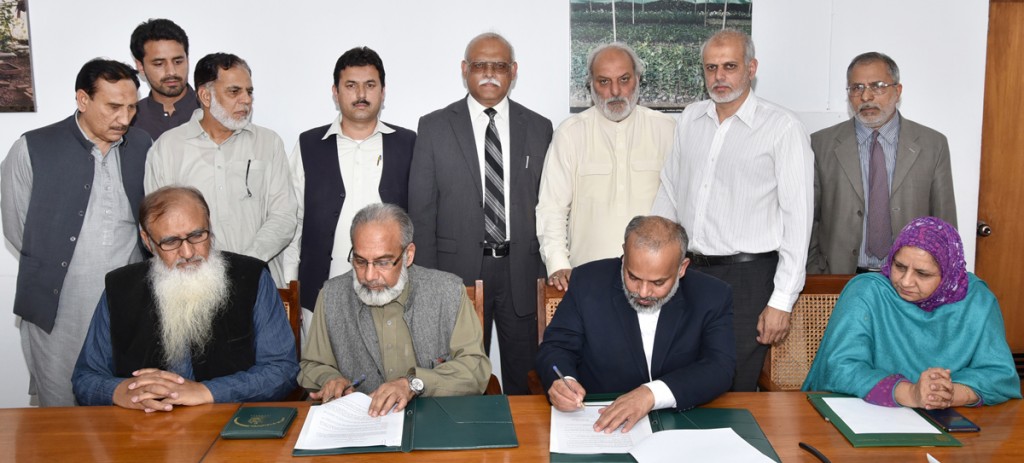 Secretary PARC, Muhammad Tariq and on behalf of CEC Moazan Ali toor signing a MoU for development of solar-cum-gas fired fruit dryer in Islamabad. Dr. Nadeem Amjad, Chairman PARC, Rubina Safir, Dr. Shahid Rafique, Member (ASD), Dr. Munir Ahmad, DG (AED) and other senior officers of both organisations are also present.