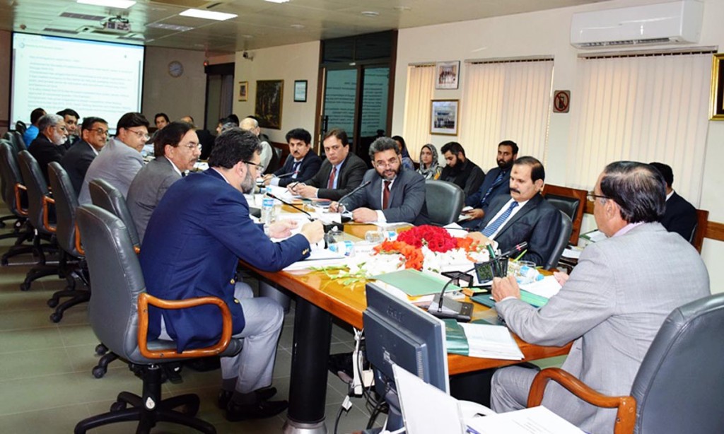 Px05-051 ISLAMABAD: Apr05 - Mr. Qamar Zaman Chaudhry, Chairman NAB chairing Executive Board Meeting (EBM) of NAB at NAB Headquarters. ONLINE PHOTO