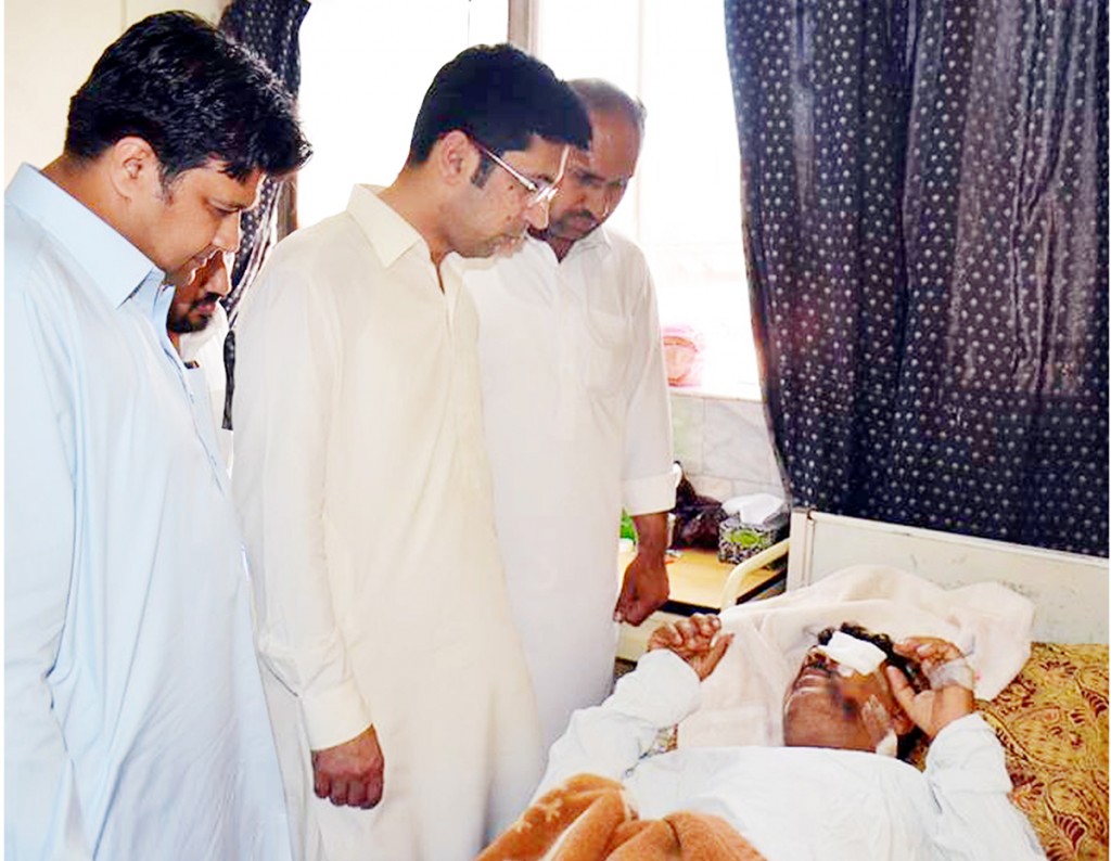 KPK Minister for Health Shahram Khan Tarakai enquiring about the Health of Mardan based injured journalist in Peshawar.