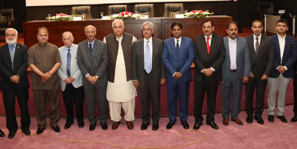 Lahore: 8th April - Provincial Minister Muhammad Shafique, Senior Vice President LCCI and others pose  for a group photo during the LCCI 3rd Mega Exhibition,  on Friday. - DNA Photo