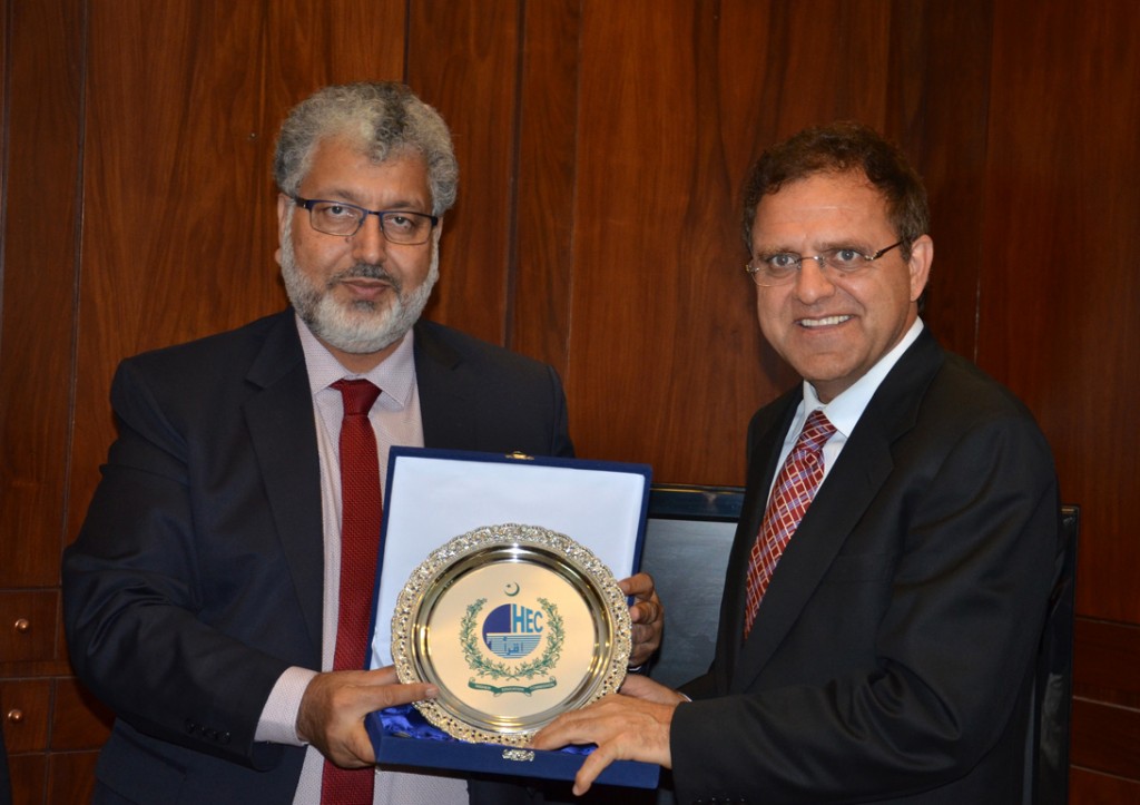 Dr. Mukhtar Ahmed, Chairman HEC presenting a souvenir to Hazrat Omar Zakhilwal, Ambassador of Afghanistan to Pakistan during his visit to HEC Secretariat in Islamabad. 