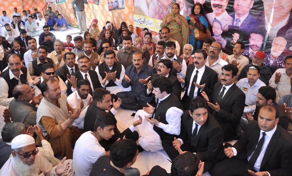 PPP workers offering fateha on the occasion of 37th death anniversary of Zulfiqar Ali Bhutto in Rawalpindi on Monday. - DNA