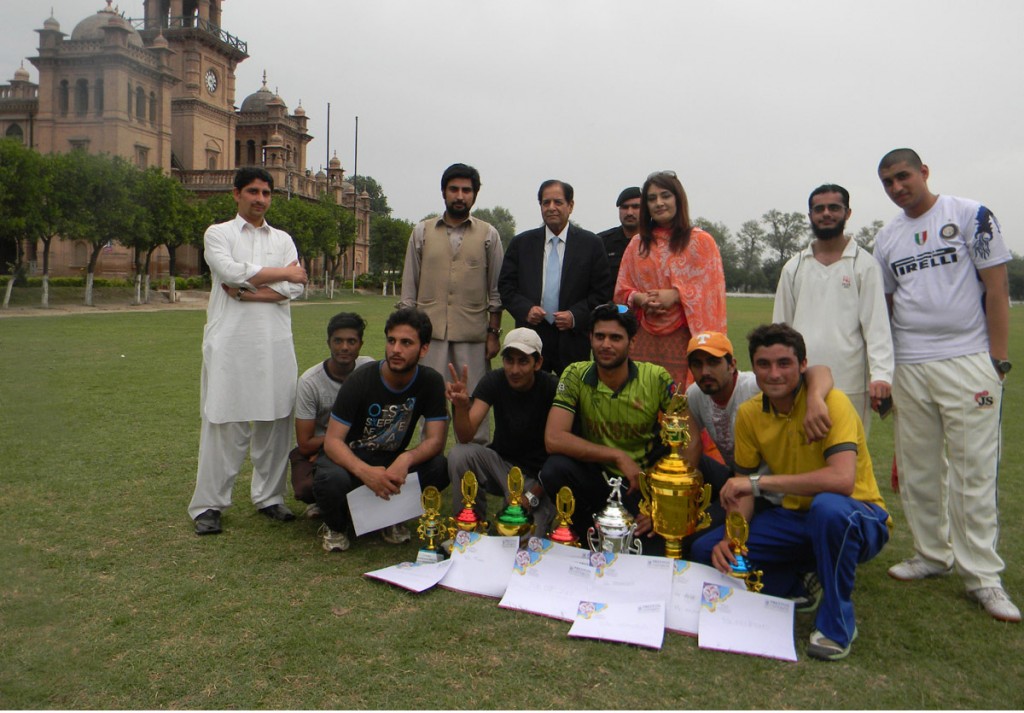  A group photo of District President PML-N Women Wing MPA Sobia Khan with the wining players of cricket tournament arranged by Islamia College in Peshaawar on Sunday.-DNA