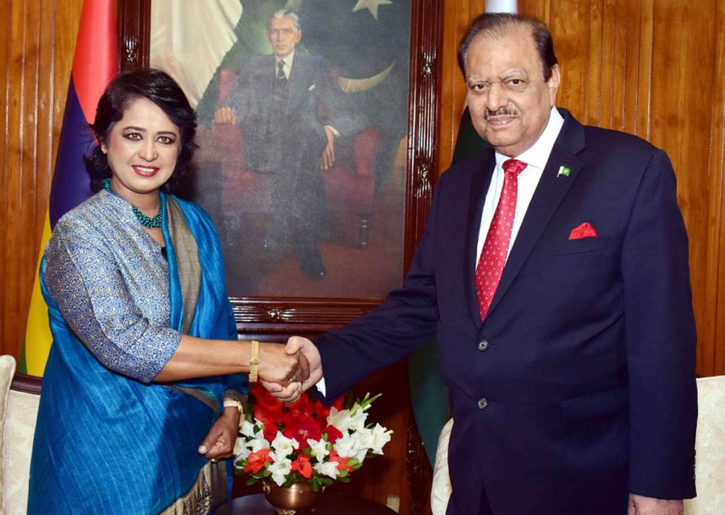 President Mamnoon Hussain and President of Mauritius Dr. Bibi Ameenah Firdaus Gurib Fakim  shaking hands prior to their meeting at Aiwan-e-Sadr in Islamabad on Monday. - DNA