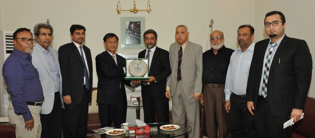President of the Karachi Chamber of Commerce and Industry  Younus Muhammad Bashir presenting Chamber's crest to Managing Director PakChina Investment Company Li Peng during his  visit to KCCI. Senior Vice President KCCI Zia Ahmed Khan, Vice President KCCI Muhammad Naeem Sharif, former Senior Vice President Shamim Ahmed Firpo and KCCI Managing Committee members are also seen in the picture.