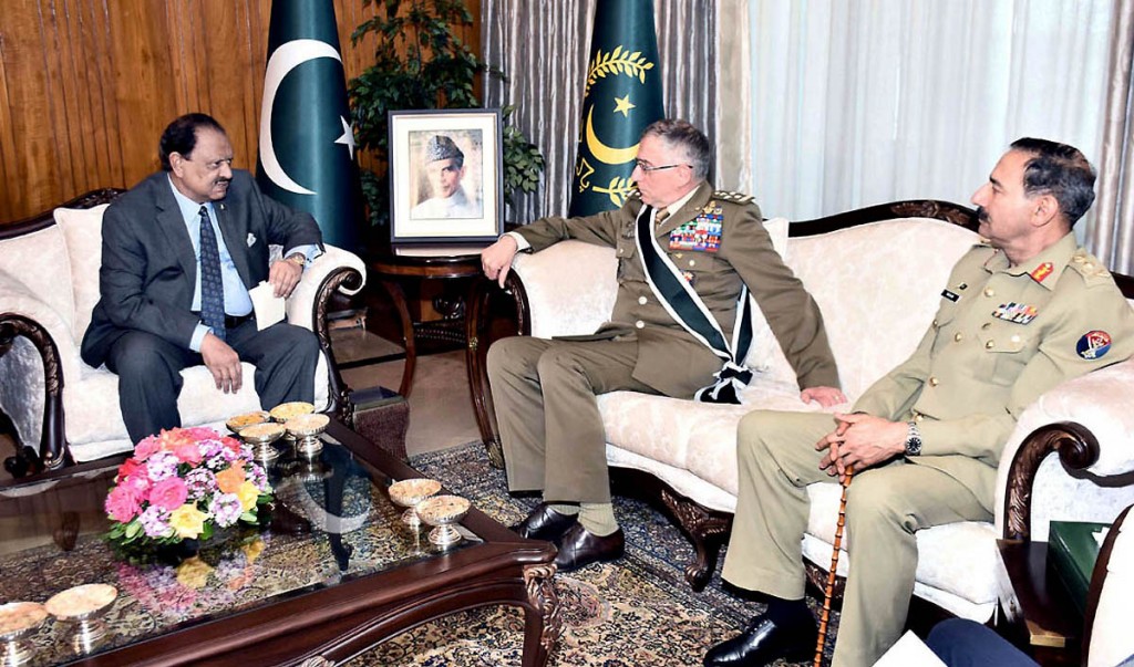 Gen Claudio Graziano, Chief of Defence General Staff of Italian armed forces called on President Mamnoon Hussain after being decorated with Nishan-e-Imtiaz (Military) in a special investiture  ceremony held at Aiwan-e-Sadr. CJCSC Gen Rashad Mahmood is also present. - NNI