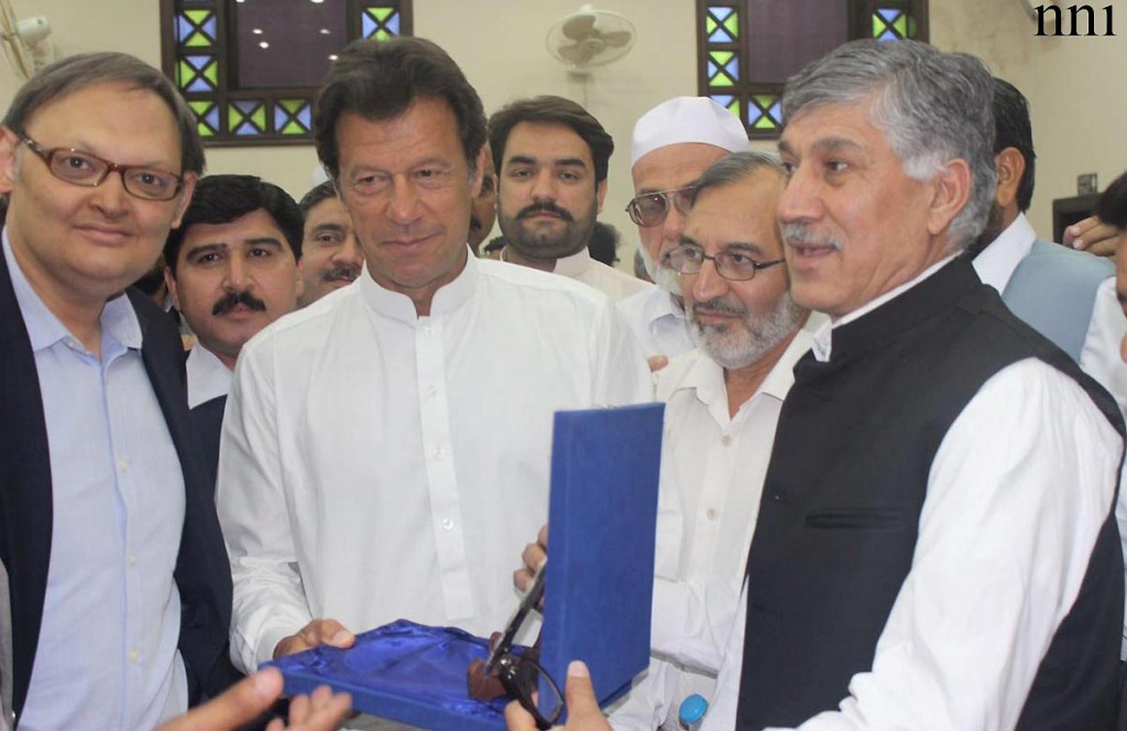 Vice President FPCCI, Riaz Khattak presenting FPCCI souvenir to Chairman PTI Imran Khan in Peshawar on Wednesday. - NNI
