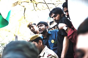 Indian student union leader Kanhaiya Kumar (C) shouts slogans as he addresses students and activists in New Delhi on March 15, 2016.  Students and activists are demanding the release of student activists Umar Khalid and Anirban Bhattacharya, who were arrested along with Kumar last month on sedition charges. / AFP PHOTO / Chandan KHANNA