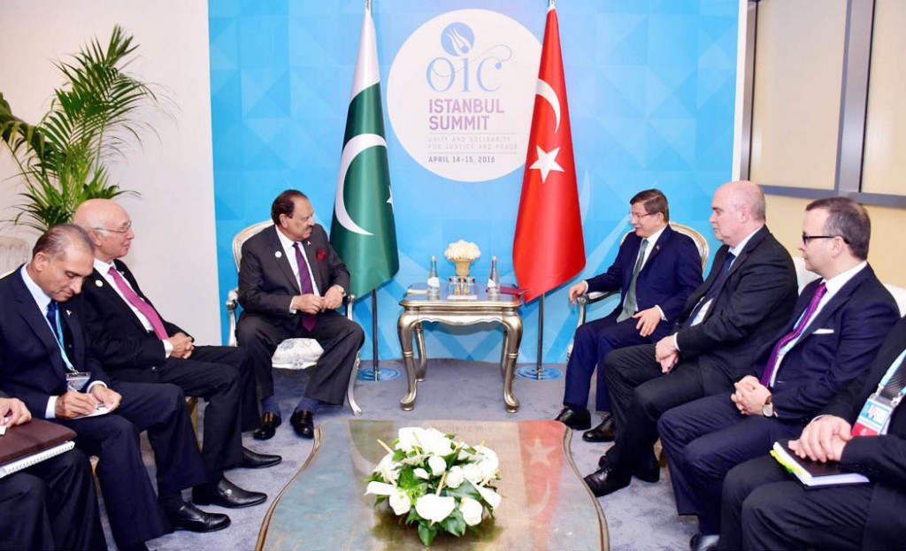 President Mamnoon Hussain meeting with Turkish Prime Minister Ahmet Davutoglu on the sidelines of 13th OIC Summit in Istanbul on Thursday.