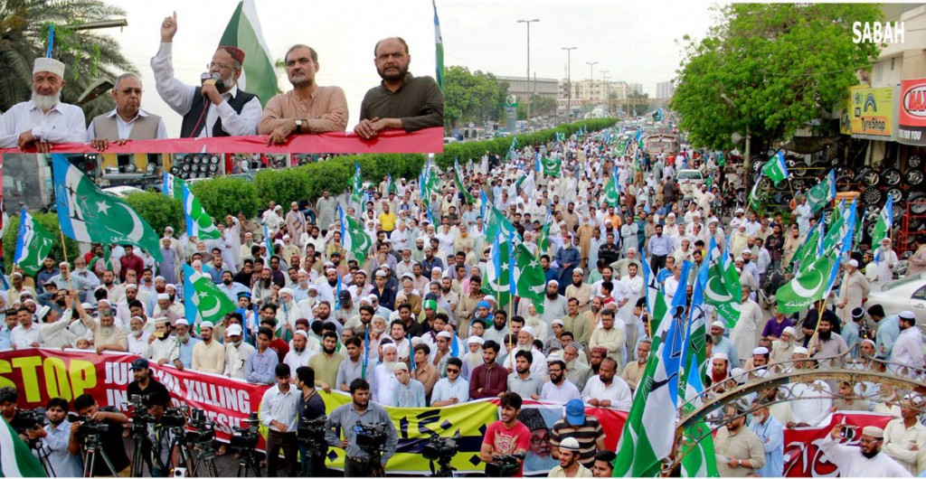 Amir JI-Sindh Dr. Mirajul Huda addressing during a protest demonstration against judicial murder and punishment of Bengladesh-JI leaders organised by Jamaat-e-Islami on MA Jinnah Road, Karachi.