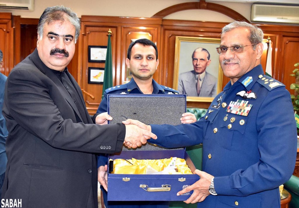 Air Chief Marshal Sohail Aman handing over a model of GF-17 Thunder Aircraft to CM Balochistan Nawab Sanaullah Zehri in Quetta on Friday. - SABAH