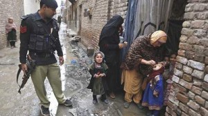 pakistan_fighting_to_vaccinate_bkb502_48425907
