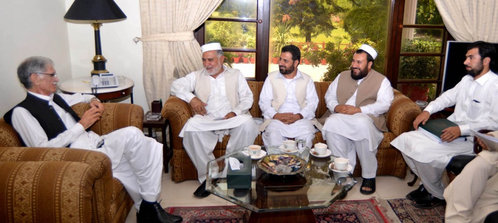 CM KPK Pervez Khattak talking to a delegation of JI comprising Senior Minister Inayat Ullah, MNA Tariq Ullah and District Nazim Dir Sahibzada Fasihullah at CM House on Friday.