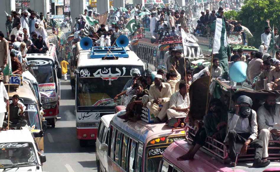 “Kashmir Caravan” a rally from Lahore to Islamabad for the freedom of Kashmir under the leadership of Amir Jamaatud Dawa, Prof. Hafiz Saeed passing through Benazir Bhutto Road in Rawalpindi. - DNA
