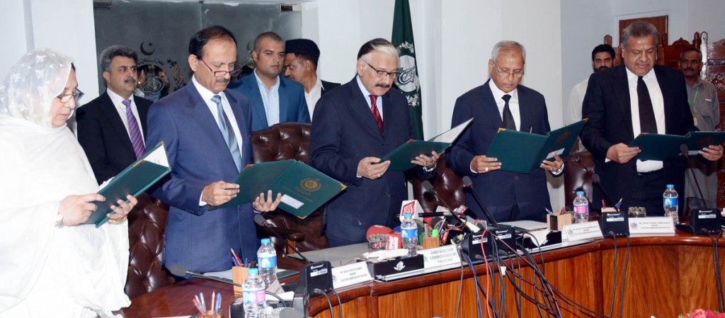 Chief Election Commissioner Justice Sardar Muhammad Raza administering oath to the newly elected members of Election Commission in Islamabad. - DNA 
