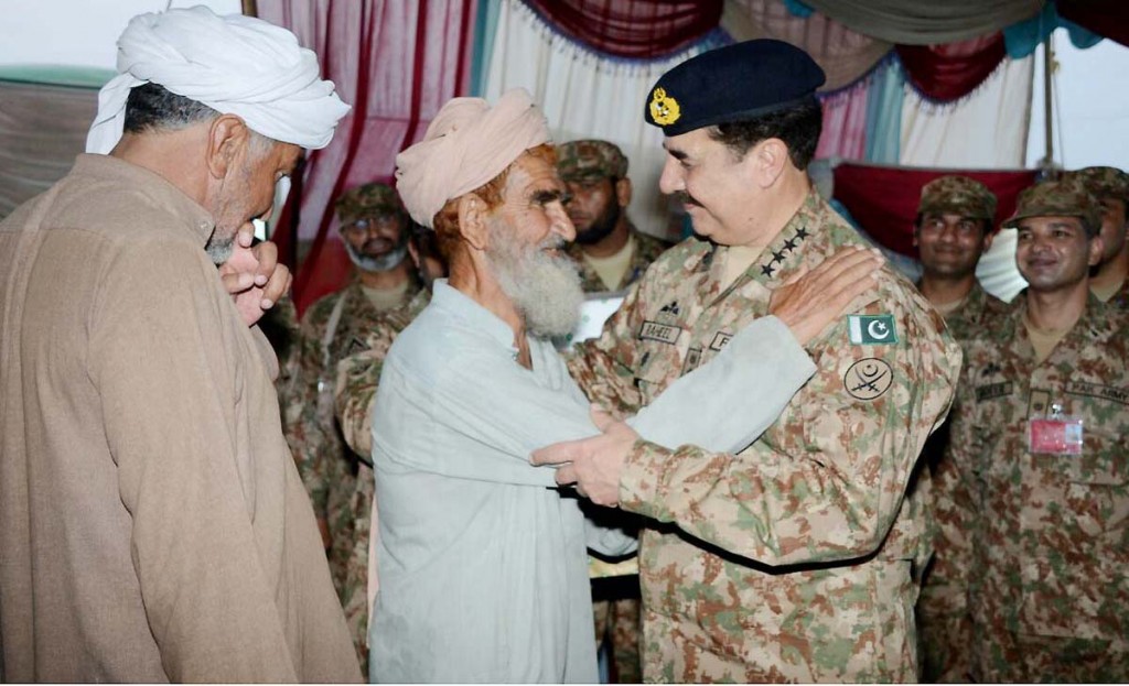 COAS Gen Raheel Sharif with TDPs at Bannu after Iftar exchanging views with them on Monday. - NNI