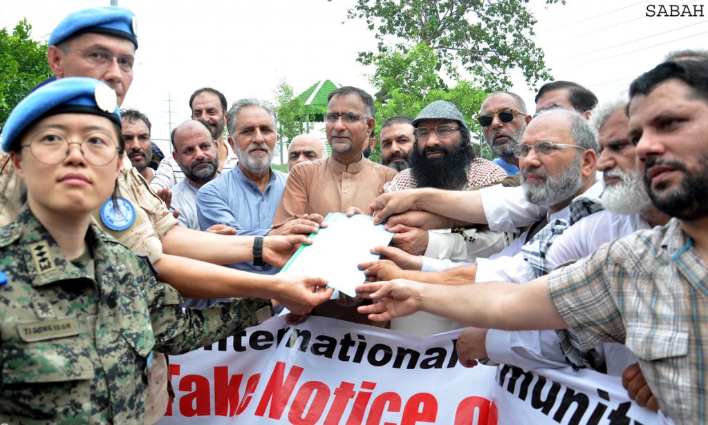 Chairman Muttahida Jihad Council Syed Salahuddin, Ghulam Muhammad Safi and others handing over memorandum to United Nations officials to condemn the killing of innocent Kashmiris in IOK. - SABAH