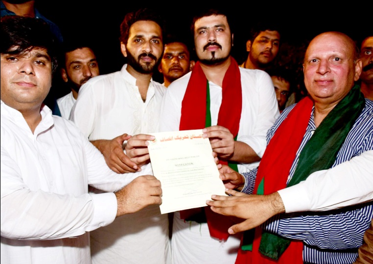 PTI leader, Chaudhry Muhammad Sarwar and PTI Youth Wing President, Zubair Niazi handing over copy of notification to office bears of Youth Wing in Lahore.