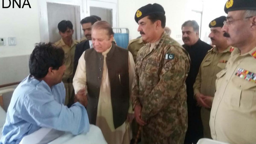 PM Nawaz Sharif, CM Balochistan Sanaullah Zehri and COAS Gen Raheel Sharif inquiring about the health of a bomb blast victim in Quetta Civil Hospital. - DNA