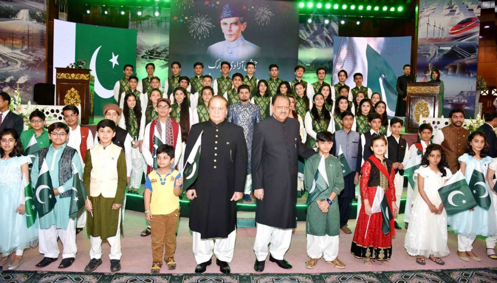 President Mamnoon Hussain and Prime Minister Muhammad Nawaz Sharif in a group photo with the children on the occasion of flag hoisting ceremony to mark the 70th Independence Day of Pakistan at Convention Centre in Islamabad. - DNA
