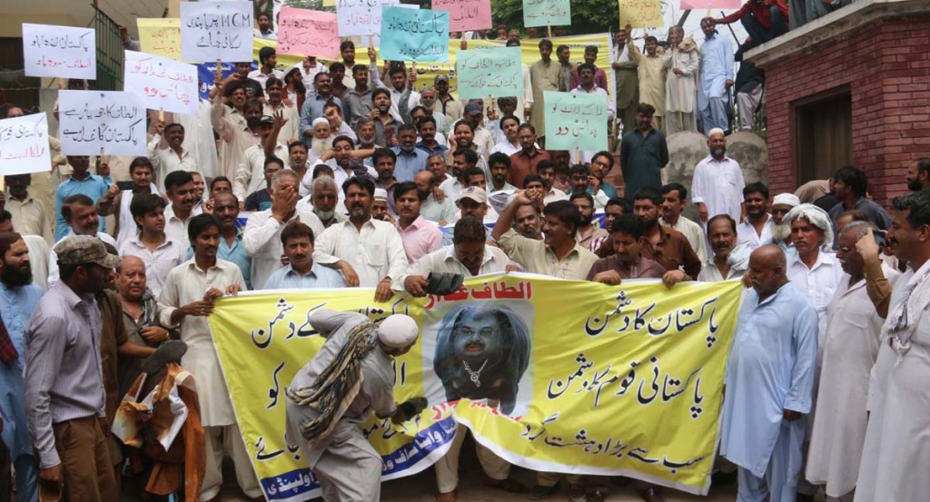 WASA employees bashing MQM Chief Altaf Hussain’s portrait during a protest demonstration held to condemn his anti-Pakistan statement. - DNA