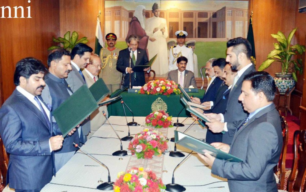 Governor Sindh Dr. Ishratul Ebad taking oath from newly inducted Ministers of Sindh Cabinet at the Governor House in Karachi on Sunday. -NNI