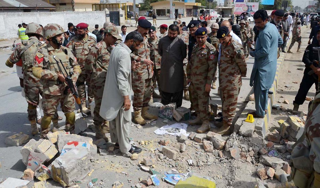 Interior Minister Sarfraz Bugti and IGFC Maj Gen Sher Afgan inspecting site after bomb explosion at Zarghoon Road in Quetta on Thursday. - NNI