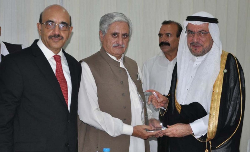 AJK President Sardar Muhammad Yaqoob presenting a shield to OIC Secretary General, Prof. Iyad Ameen Madni in Islamabad. Nominated AJK President Muhammad Masood Khan is also present.