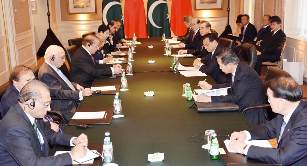 Prime Minister Nawaz Sharif meets Chinese Prime Minister Li Keqiang along with delegation on the sidelines of 71st session of the United Nations General Assembly in New York on Wednesday.