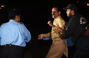 Px27-093 ISLAMABAD: Oct27  Policemen seen arresting activist of Pakistan Tehreek-e-Insaf on the occasion of partys workers convention.  ONLINE PHOTO by Muhammad Asim